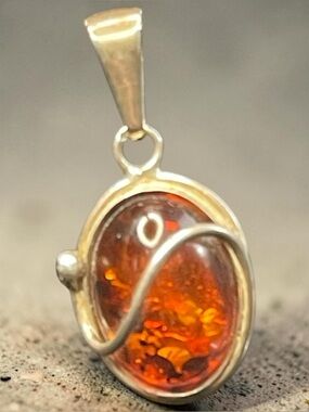 PS 925 Silver Baltic Amber Oval Pendant